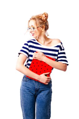 Beyaz izole arka planda çizgili bir kazak komik kız öğrenci.