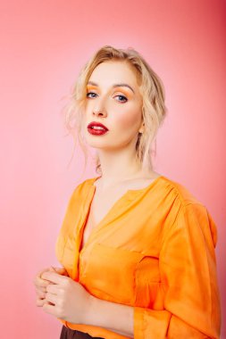  Profesyonel makyaj ile kız. Beyaz izole arka planda.