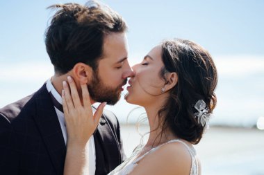 Öpücük aşk gelin ve damat. 