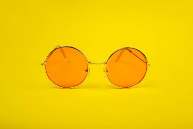 Sarı arka planda parlak turuncu gözlükler.