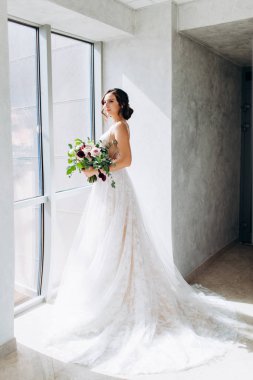 Beyaz elbiseli bir düğün buketi ile Gelin.