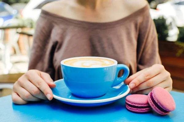 青いテーブルの上のアロマコーヒーの青いカップ. — ストック写真