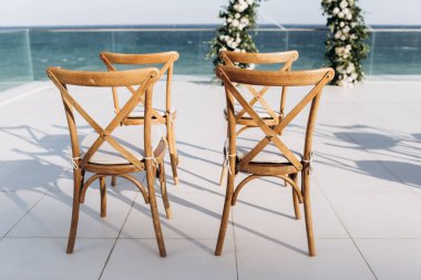 Arkasında canlı çiçeklerle süslenmiş bir kemer..