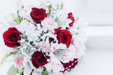 Bir buket şeklinde düğün çiçekleri.