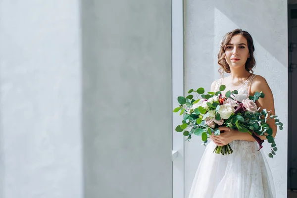 手に白いバラの結婚式の花束を持つ花嫁. — ストック写真