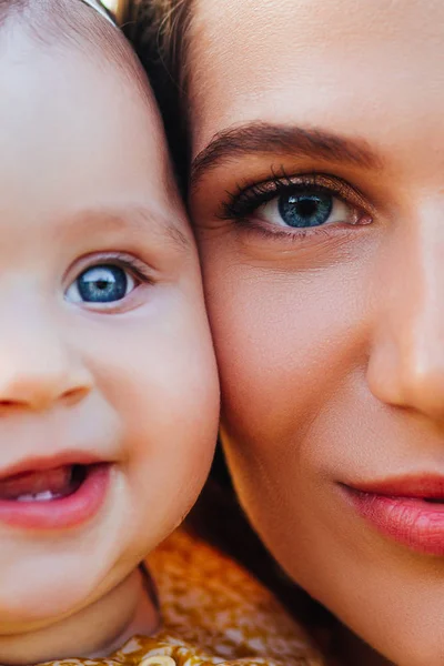 Hasonló portréi egy anya és lánya. — Stock Fotó