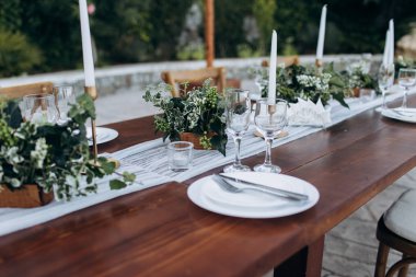 Çevre dostu, düğün dekoru. Bir parti için ahşap masa yeni evliler.