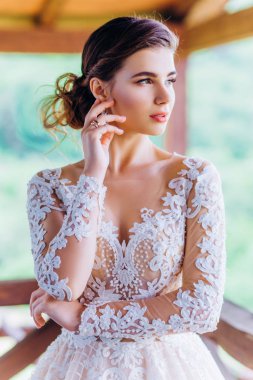 Uzun bir tren ile muhteşem, beyaz, gelinlik gelin.