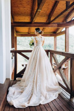 Uzun bir tren ile muhteşem, beyaz, gelinlik gelin.