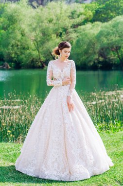 Uzun bir tren ile muhteşem, beyaz, gelinlik gelin.