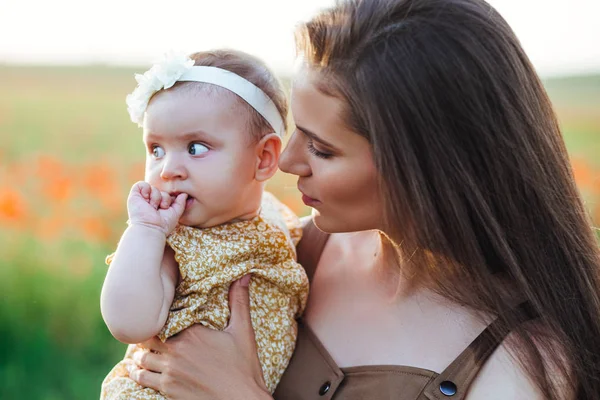 Moeders dag en dochters. Adverteer familie waarden en tradities. — Stockfoto