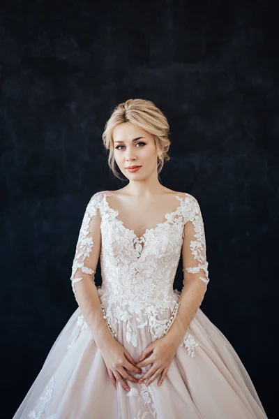 Retrato de estúdio de uma jovem da noiva com maquiagem de casamento profissional . — Fotografia de Stock