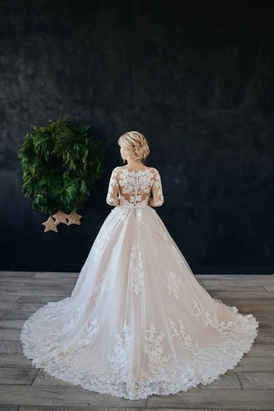 壮大な、白い、長い列車とのウェディングドレスの花嫁. — ストック写真
