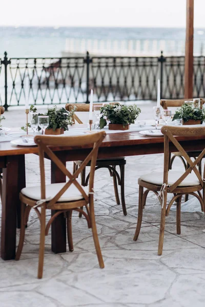 Ecológico, decoración de la boda. Mesa de madera recién casados para una fiesta . — Foto de Stock