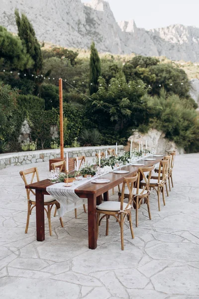 Ecológico, decoración de la boda. Mesa de madera recién casados para una fiesta . — Foto de Stock