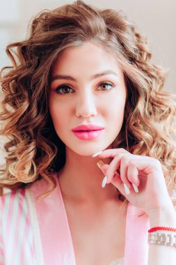 Bir bekarlığa veda partisi için profesyonel makyaj ile güzel portre. 