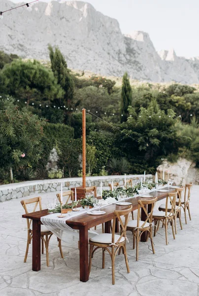 Ecológico, decoración de la boda. Mesa de madera recién casados para una fiesta . — Foto de Stock