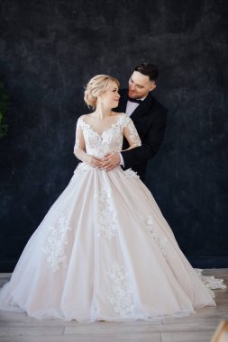 Uzun bir tren ile muhteşem, beyaz, gelinlik gelin.