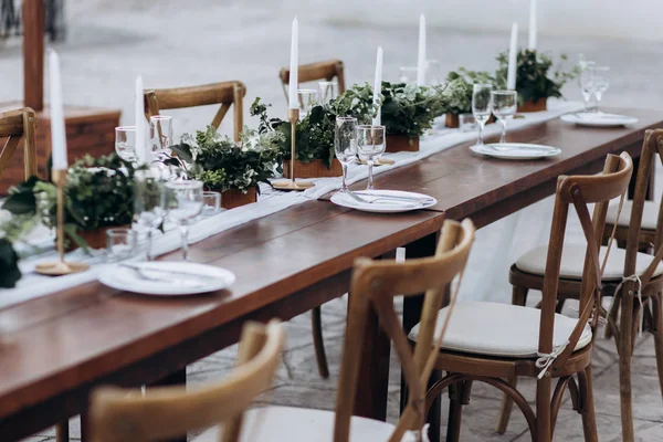 Eco-vriendelijke, bruiloft decor. Houten tafel jonggehuwden voor een feestje. — Stockfoto