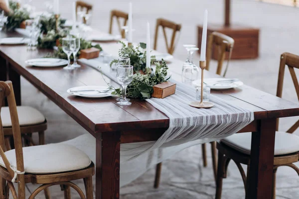 Eco-friendly, decoração de casamento. Mesa de madeira recém-casados para uma festa . — Fotografia de Stock