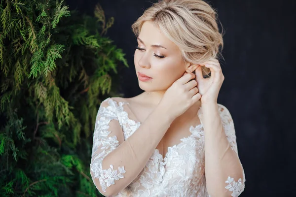 Profesyonel düğün makyajı ile gelinin genç bir kız stüdyo portresi.