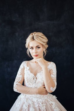 Profesyonel düğün makyajı ve saç modeli ile gelinin genç bir kız stüdyo portresi.