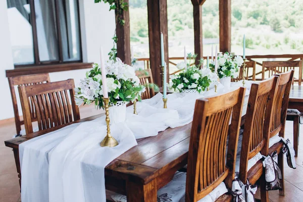 Φιλική προς το οικολογικό, γαμήλια διακόσμηση. Ξύλινο τραπέζι νεόνυμφοι για ένα κόμμα. — Φωτογραφία Αρχείου
