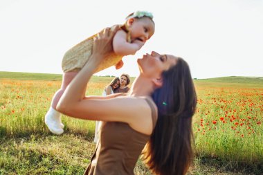 Anneler Günü ve kızları. Aile değerlerinin ve geleneklerinin reklamını.
