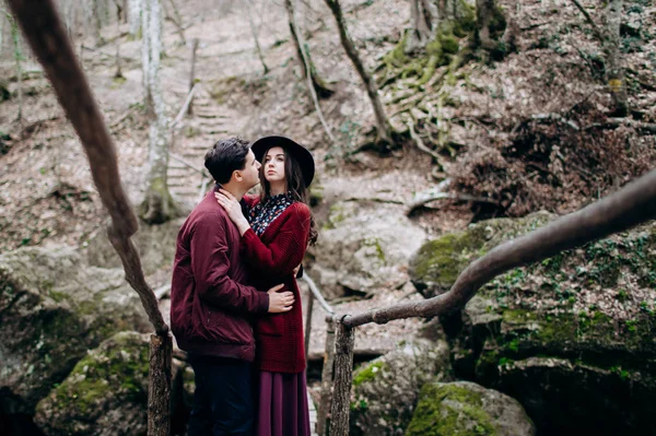 Um casal amoroso, elegante e jovem apaixonado no fundo de uma cachoeira . — Fotografia de Stock