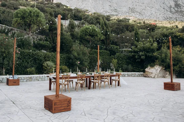 Ecológico, decoración de la boda. Mesa de madera recién casados para una fiesta . — Foto de Stock