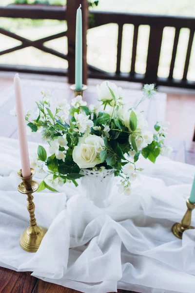 Eco-friendly, decoração de casamento. Mesa de madeira recém-casados para uma festa . — Fotografia de Stock