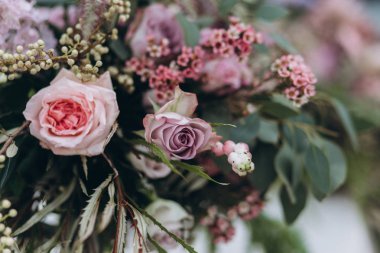 Mor güller ile Düğün asimetrik şık buket