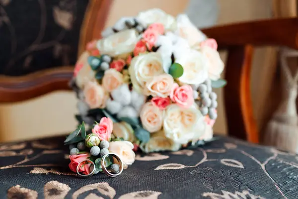 Ramo elegante de la boda con rosas y anillos púrpura . — Foto de Stock
