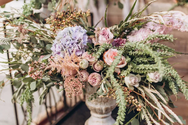 Свадебный ассиметричный стильный букет с фиолетовыми розами — стоковое фото