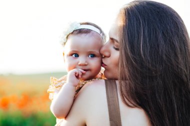 Anneler Günü ve kızları. Aile değerlerinin ve geleneklerinin reklamını.