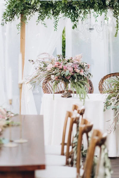 Boho Hochzeitstisch für ein frisch vermähltes Bankett. — Stockfoto