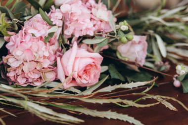 Mor güller ile Düğün asimetrik şık buket