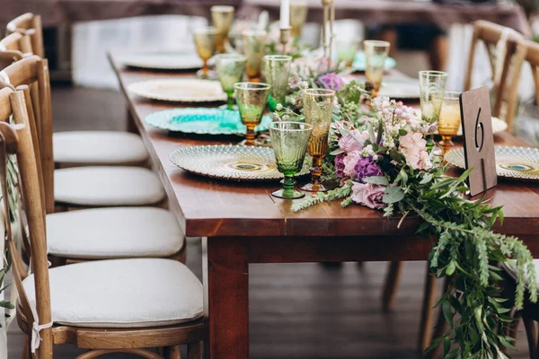 Boho bruiloft tafel voor een pasgetrouwd banket. — Stockfoto