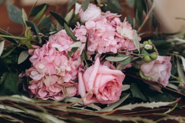 Mor güller ile Düğün asimetrik şık buket