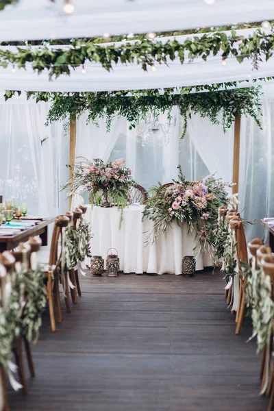 Yeni evliler için Boho düğün masası..