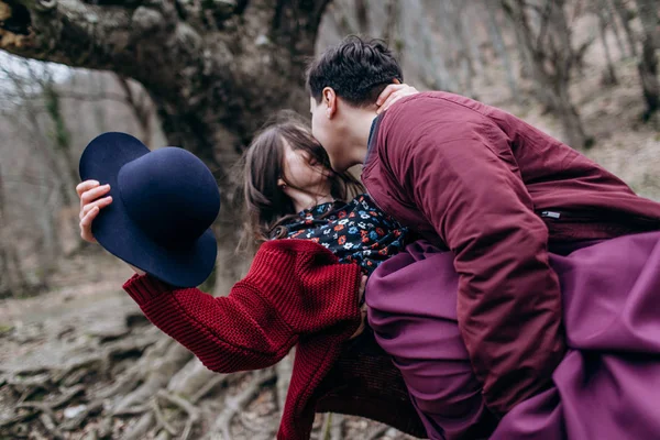 Um casal amoroso, elegante e jovem apaixonado . — Fotografia de Stock