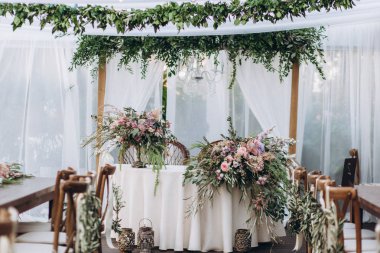 Yeni evliler için Boho düğün masası..