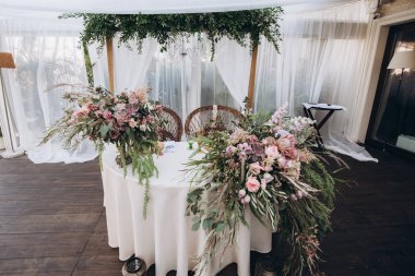 Yeni evliler için Boho düğün masası..