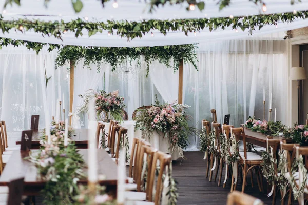 Yeni evliler için Boho düğün masası..