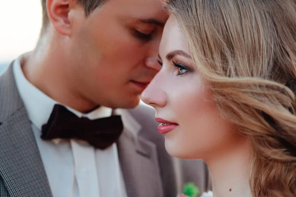 Feliz casal recém-casado. Bela noiva e noivo em um terno . — Fotografia de Stock