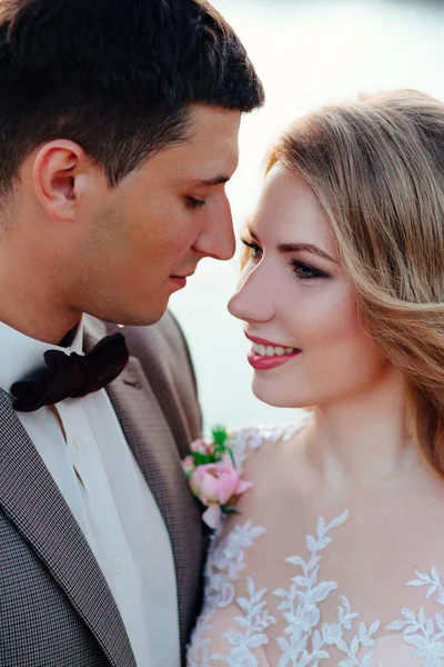 Feliz casal recém-casado. Bela noiva e noivo em um terno . — Fotografia de Stock