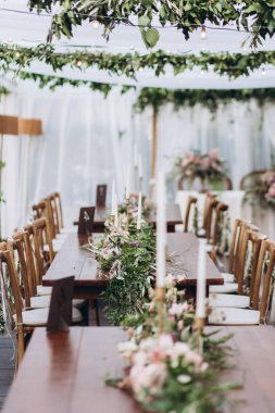 Yeni evliler için Boho düğün masası..