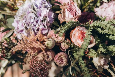 Mor güller ile Düğün asimetrik şık buket