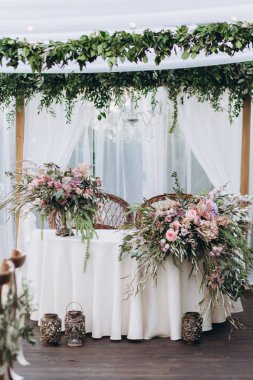 Yeni evliler için Boho düğün masası..