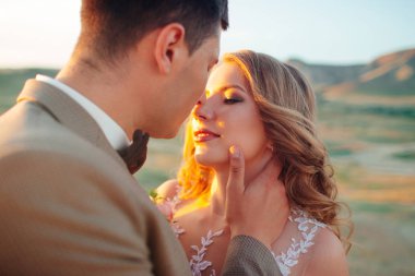 Mutlu yeni evli çift. Takım elbiseli güzel gelin ve damat.